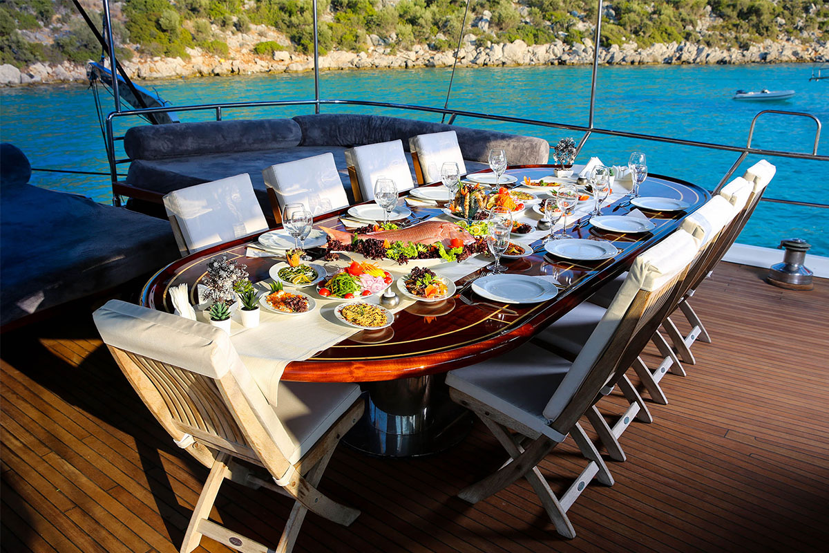 Diva Deniz Dinner Table