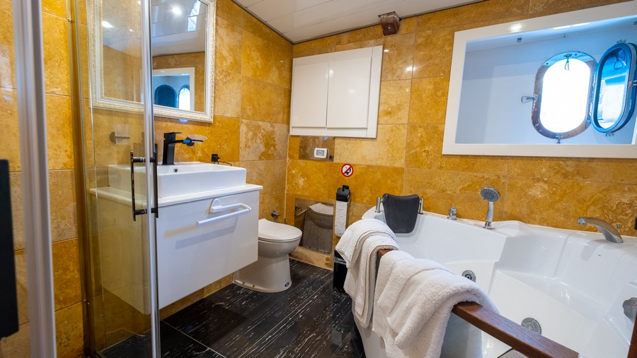 bathroom of esma sultan yacht' room