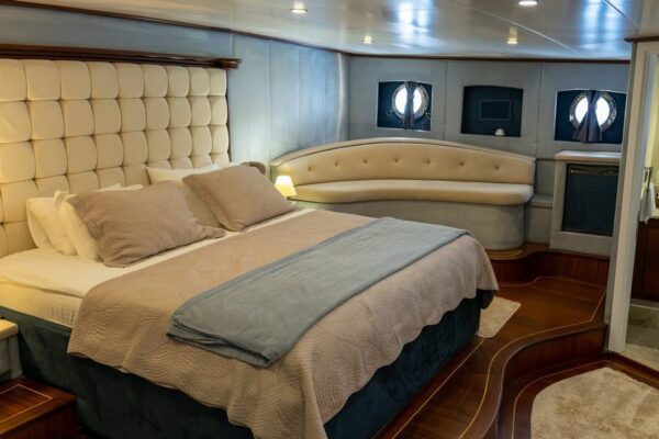 Bellamare-2023-83 Luxurious yacht bedroom featuring plush bedding and cozy pillows, perfect for a comfortable stay on a Gulet in Turkey.